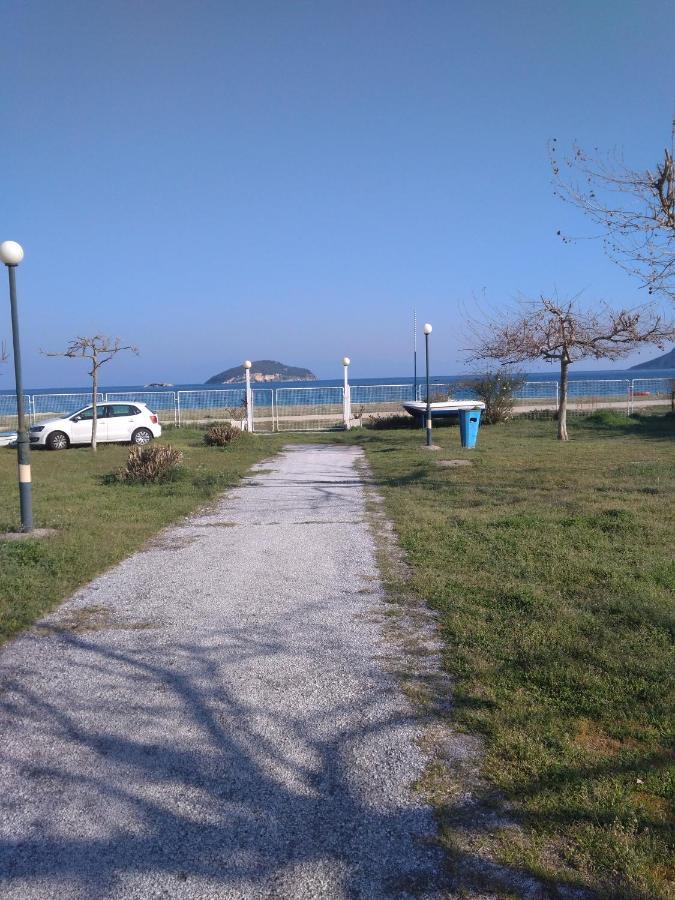 Aegean Seabreeze Apartment Nea Iraklitsa Exterior foto